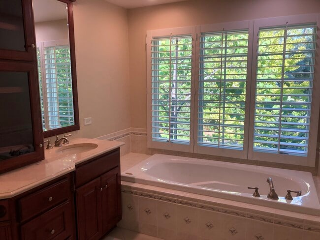 Building Photo - 1021 W Old Ml Rd