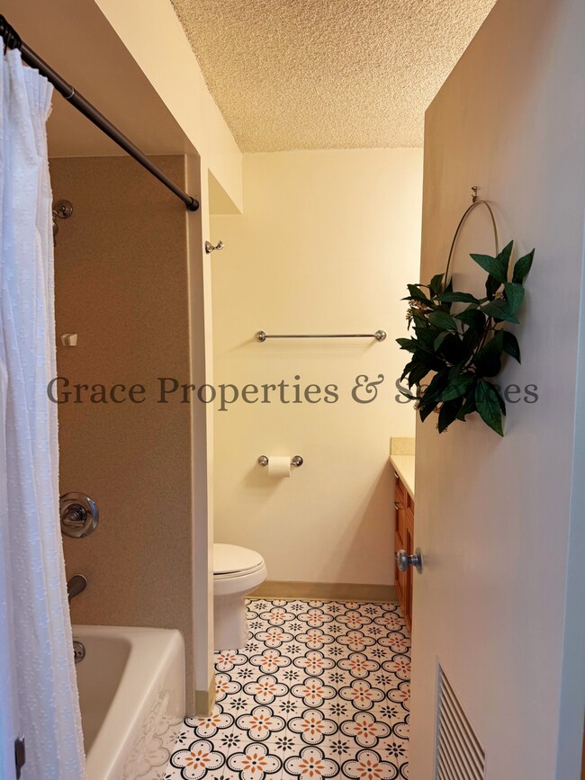 Building Photo - 0041ASH