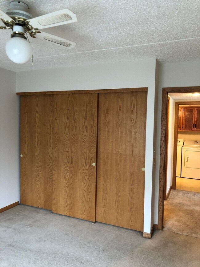 Building Photo - 868 N Prairie Ave
