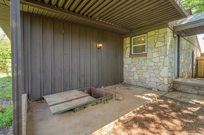 Building Photo - 713 NE 34th Terrace