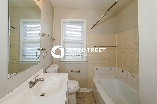 Building Photo - 3 Bedroom Pet-Friendly Home in CLEVELAND, ...