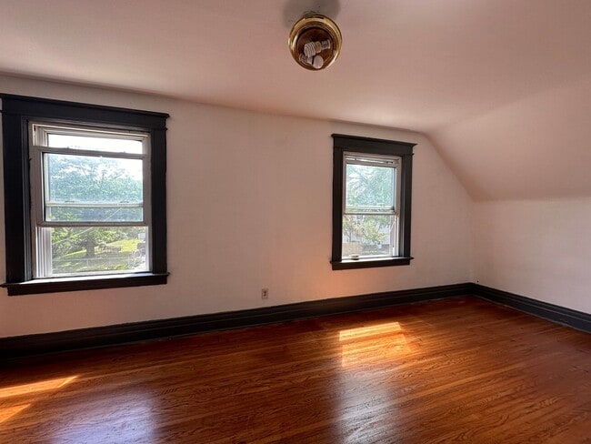 Building Photo - NICE 3 BEDROOMS WITH FULL BATH MOVE-IN READY!