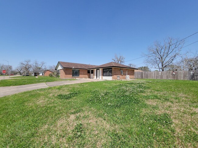 Building Photo - BEAUTIFUL REMODELED 4 BEDROOM 2 BATH HOME IN LAKE JACKSON, TEXAS