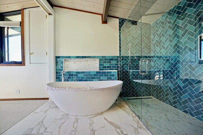 Building Photo - Unmatched Quality and Unparalleled Views F...