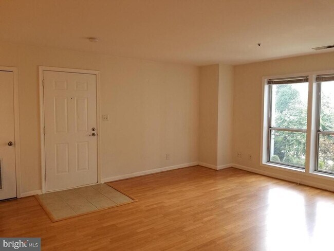 Building Photo - 3178 Summit Square Dr
