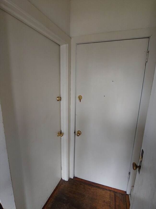 Building Photo - 5903 N Mascher St