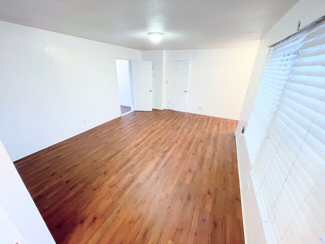 Building Photo - 3bd/1ba home in Rosewood. Huge backyard an...