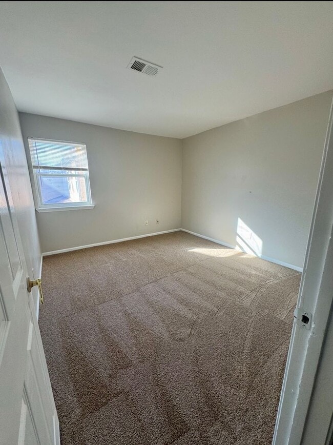 Building Photo - Freshly renovated 3 bedroom condo in Decatur