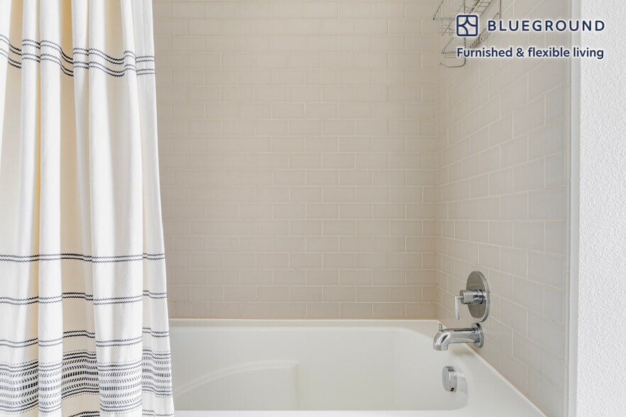 Building Photo - 615 W 7th St