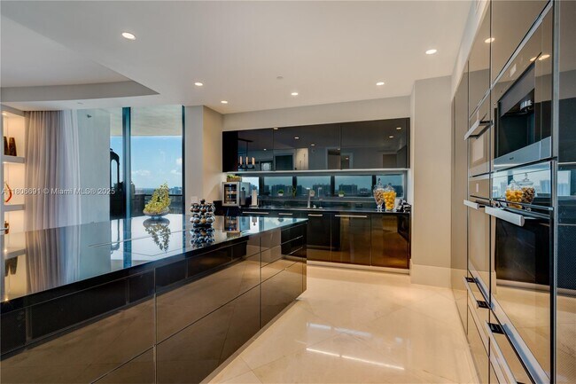 Building Photo - 18555 Collins Ave