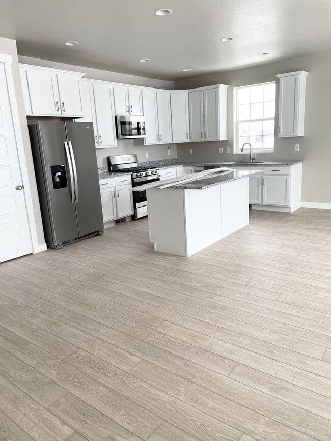 Building Photo - GORGEOUS Home