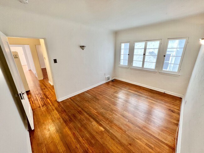 Building Photo - Charming Belmont Shore 2BD/1BA in Spanish-Style Duplex | Garage Included