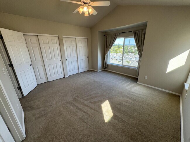 Building Photo - 3 Story Townhome in West Linn.