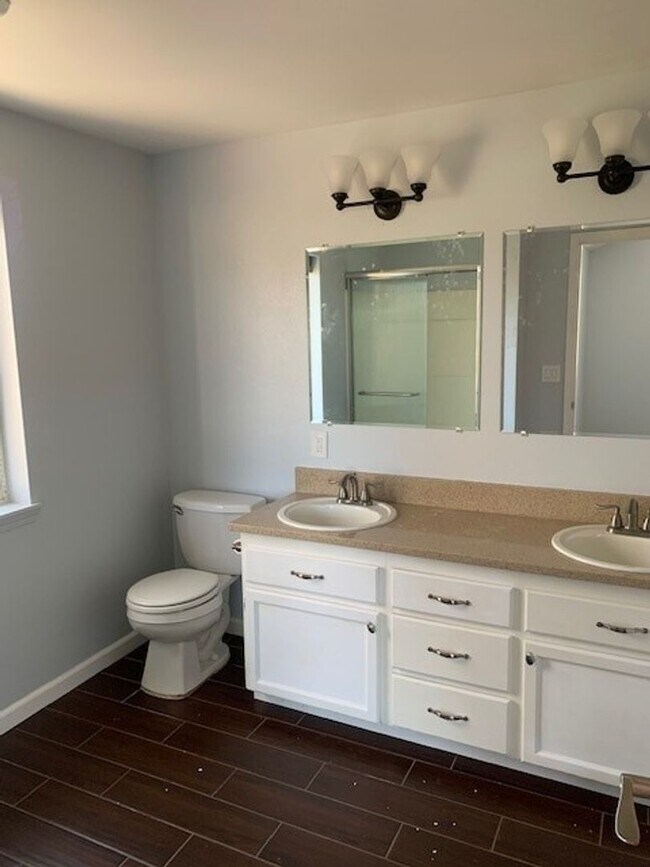 Building Photo - 3 Bed/2.5 Bath NE Bend Single Family Home with Hot Tub