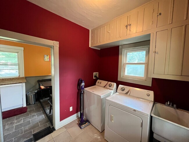 Building Photo - Lovely Furnished Home Available September ...
