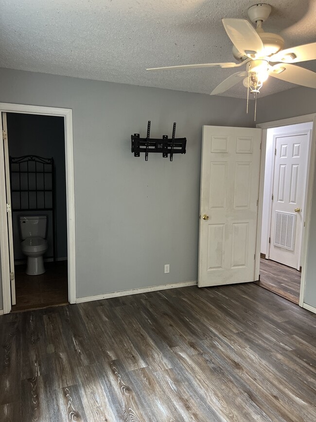 Building Photo - 539 Elm Ct