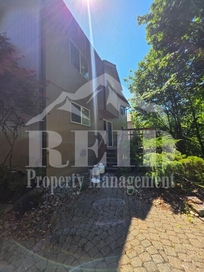 Building Photo - 1080 Heron Ridge Ave