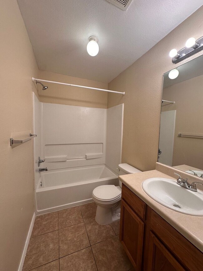 Building Photo - MOVE IN READY!