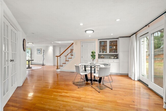 Building Photo - 850 Dedham St