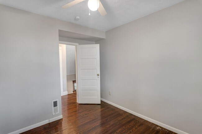 Building Photo - 4205 Pacific. Available June 2026.  3 bedroom, 2 bath, 2.5 car garage.  Does not qualify for gove...