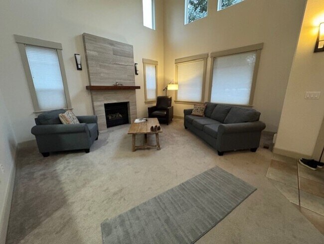 Building Photo - Partially furnished short term  West Side Location