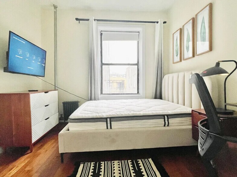 Building Photo - Furnished room/NOT APARTMENT