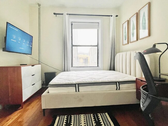 Building Photo - Furnished room/NOT APARTMENT