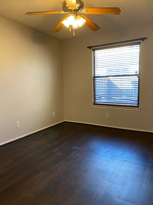 Building Photo - SPACIOUS 3 bedroom 2 bath Townhome COMING SOON!