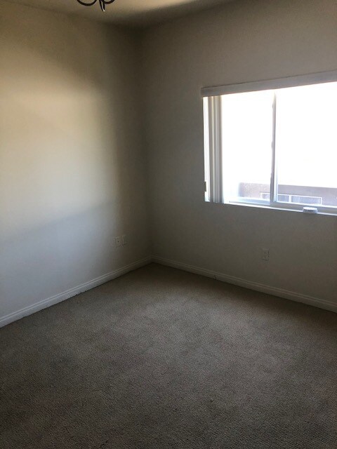 Primary Photo - 1325 N Poinsettia Pl