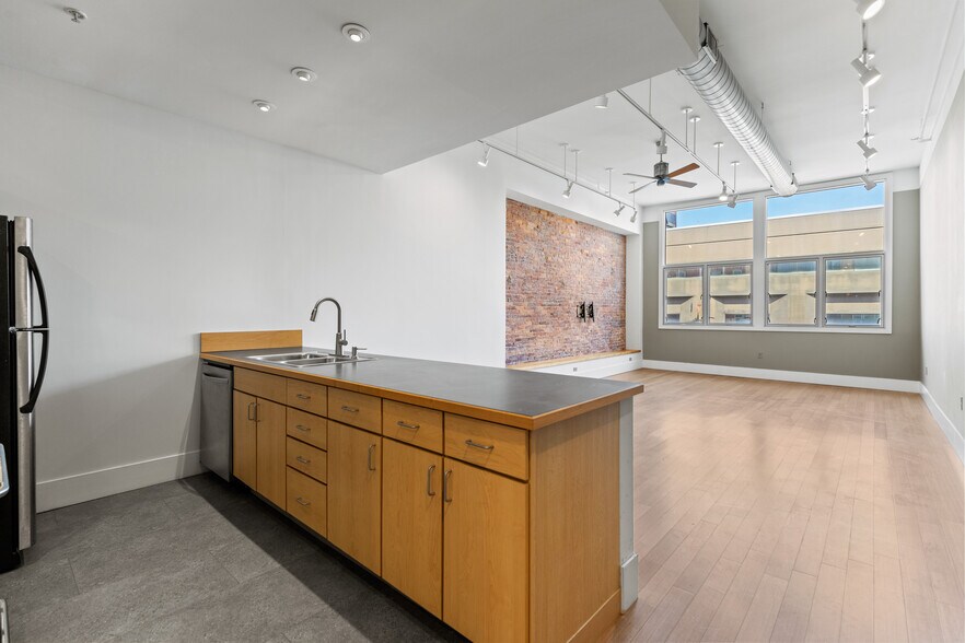 Kitchen Peninsula - 15 Brown St