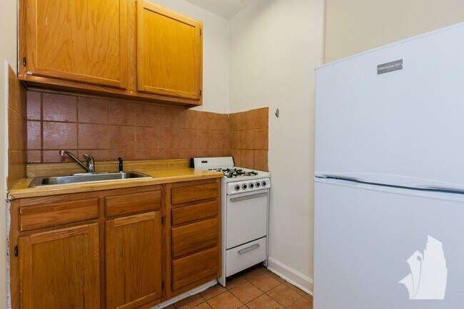 Building Photo - 506 W Belmont Ave