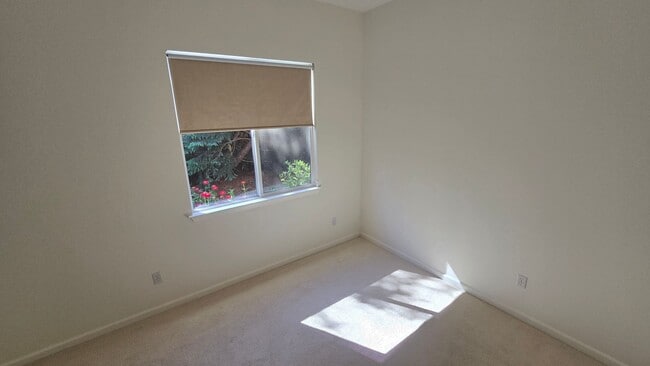 Building Photo - Private, peaceful home on nearly half an a...