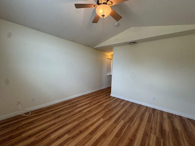 Building Photo - 3 bedroom 2 1/2 bath two story in Nice Ros...