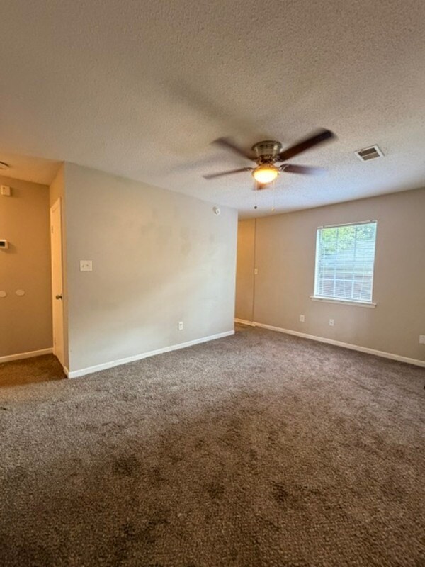 Building Photo - 2116 Greenoaks Rd