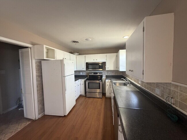 Building Photo - 2 Bed 2 bath House Located Near Medical District!