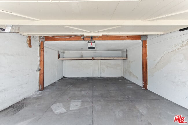 Building Photo - 3528 Fernwood Ave