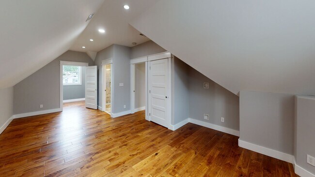 Building Photo - $1685 per Bedroom | 4BR in Fort Sanders Du...