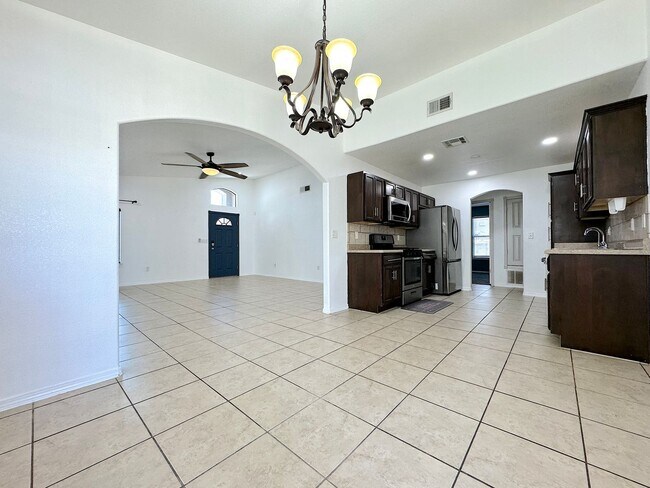Building Photo - Sandstone Ranch Estates 4Bed Refrig A/C by...