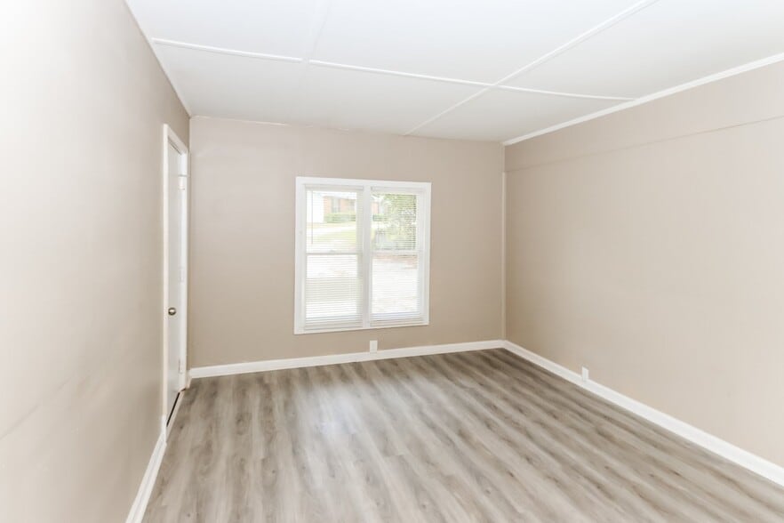 Building Photo - 145 Briarwood Cir