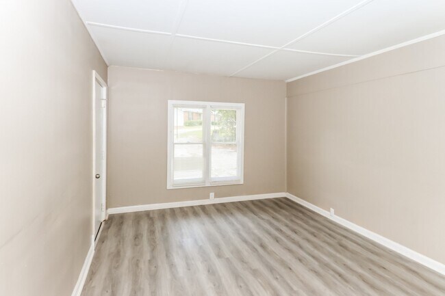 Building Photo - 145 Briarwood Cir