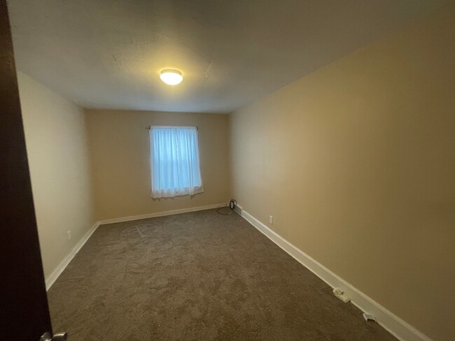 Building Photo - Available NOW!! 4 BEDROOM 2 FULL BATH SING...