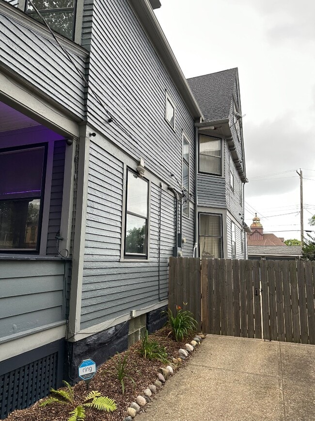 Building Photo - 6110 W Clinton Ave