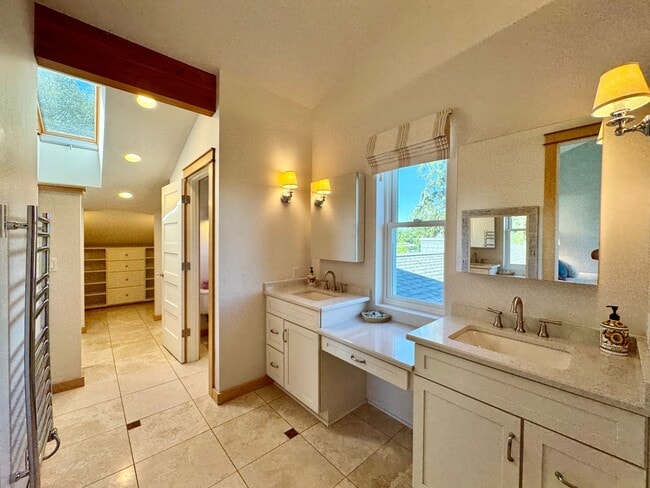Building Photo - This gorgeous Bainbridge home is available starting mid July