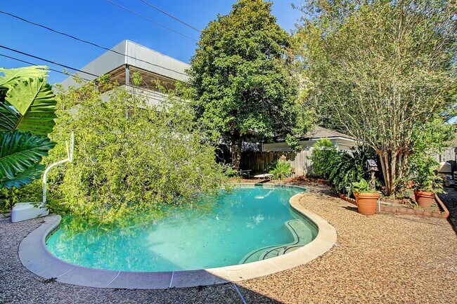 Building Photo - 12630 Trail Hollow Dr