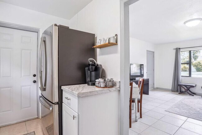 Building Photo - 662 Callahan St