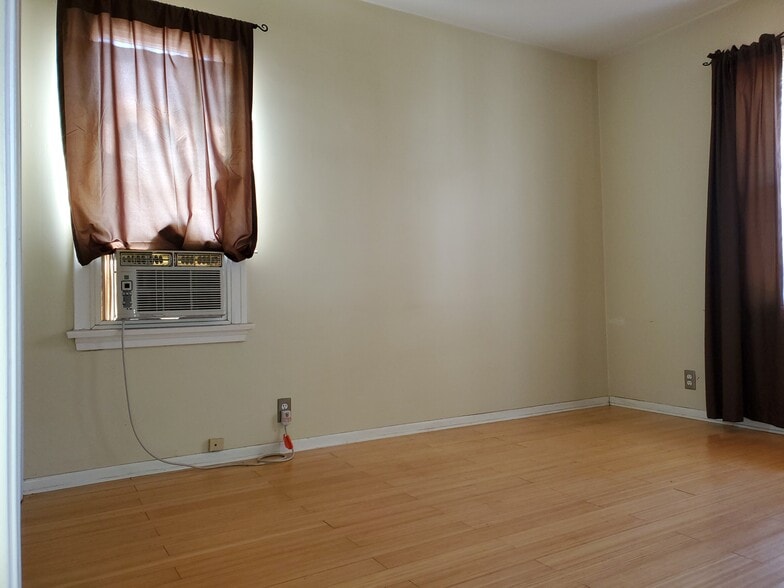 Front bedroom 2 - 10832 Westminster Ave