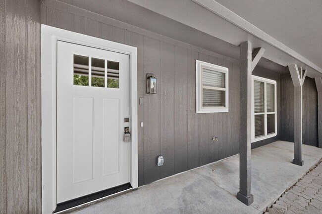 Building Photo - Newly Renovated Home In Grapevine Ready To Be Yours!!!!