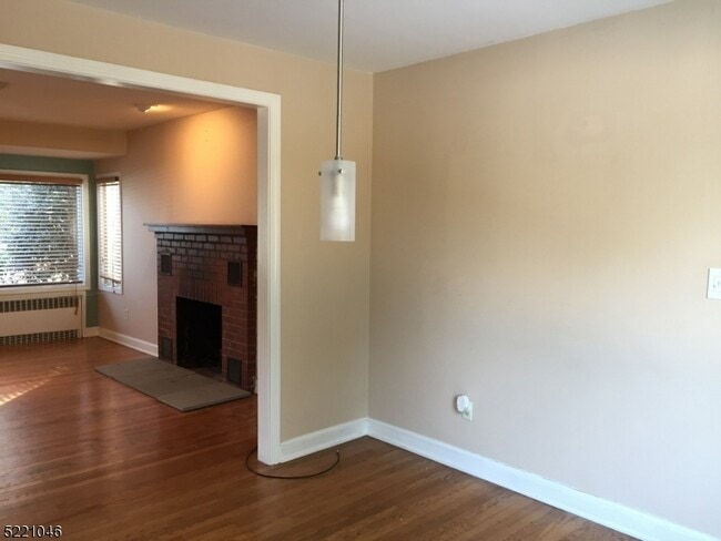 Building Photo - 3 Hillcrest Pl