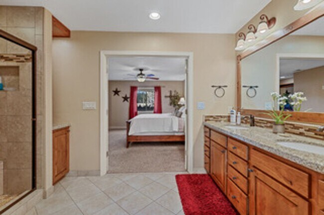 Building Photo - Stunning Doney Park Home