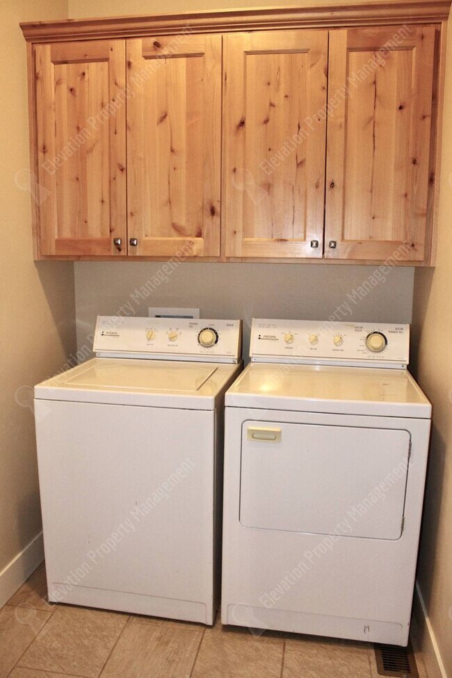 Building Photo - **COMING SOON** Modern 3 BR with open livi...